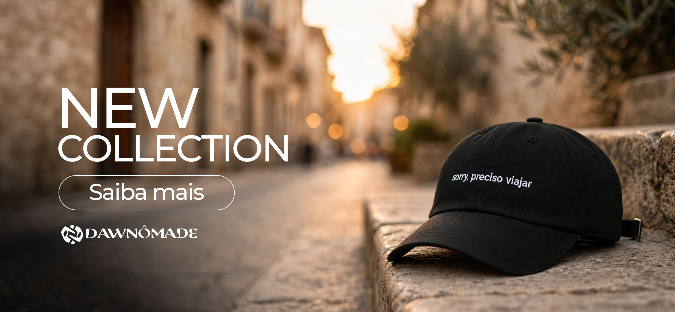 Boné preto Sorry, preciso viajar apoiado em uma mureta de pedra ao pôr do sol em uma rua europeia, com o texto NEW COLLECTION